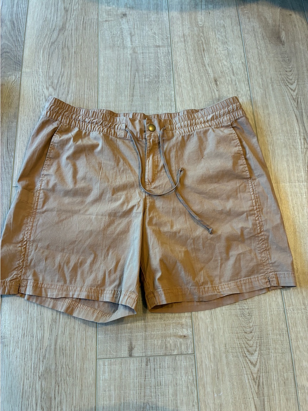 Columbia Gorpcore cargo Shorts in Light Brown 5 inch inseam drawstring tan L